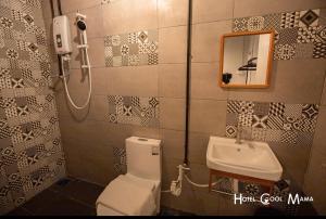 a bathroom with a toilet and a sink at Hotel COOL MAMA in Brinchang