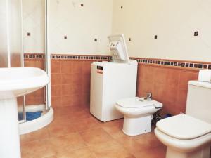 ein Bad mit einem WC und einem Waschbecken in der Unterkunft CASA ANGELINA in Playa Quemada