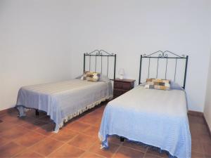 two beds sitting next to each other in a room at CASA ANGELINA in Playa Quemada