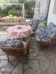 un gruppo di sedie e un tavolo con sedie e tavolo con sedie di Cozy Studio ad Atene