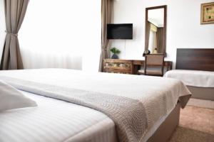 Una cama o camas en una habitación de Family Hotel Apolonia