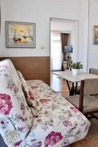 A seating area at Family Hotel Apolonia Még 37 kép