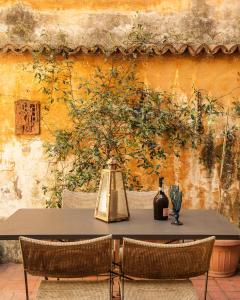 ローマにあるΩlimpiα Apartmentのテーブル、ティーポット、椅子2脚