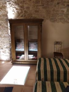 CastelmauroにあるCa' del tartufaioのベッドルーム1室(ベッド1台、ガラス張りのキャビネット付)