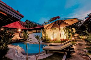 eine Villa mit Swimmingpool bei Nacht in der Unterkunft Surfer Paradise Villas Bali in Canggu