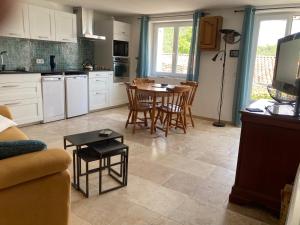 uma cozinha e sala de jantar com mesa e cadeiras em Perle rare em Sainte-Croix-de-Verdon