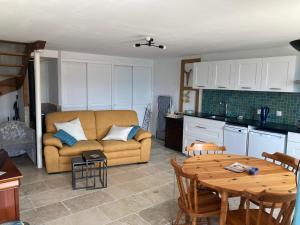 ein Wohnzimmer mit einem Sofa und einem Tisch in der Unterkunft Perle rare in Sainte-Croix-de-Verdon
