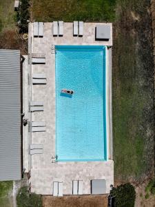 an overhead view of a large swimming pool at Agriturismo Boschi di Montecalvi in Suvereto