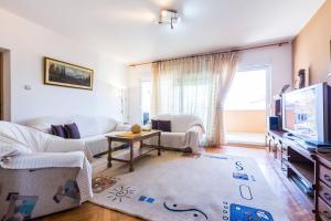 Televízia a/alebo spoločenská miestnosť v ubytovaní Oleander Apartment