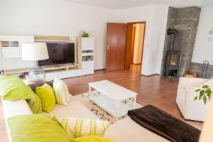 ein Wohnzimmer mit einem Sofa und einem TV in der Unterkunft Casa Katharina in Wald-Michelbach