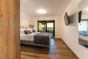 Schlafzimmer mit einem Bett und Meerblick in der Unterkunft FRADAMA Blue in Sveti Petar