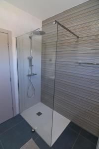 Ένα μπάνιο στο Luxury apartment Punta with sea view and swimming pool