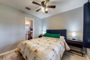 1 dormitorio con 1 cama y ventilador de techo en Triway Treat, en Houston