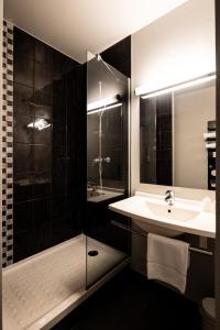 y baño con lavabo y espejo. en B&B HOTEL Romilly-sur-Seine en Romilly-sur-Seine