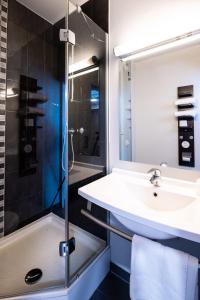 ロミイ・シュル・セーヌにあるB&B HOTEL Romilly-sur-Seineのバスルーム(シンク、シャワー付)