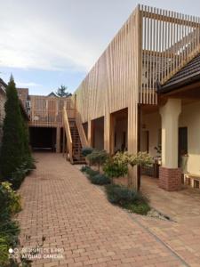 un bâtiment avec un escalier et une cour en briques dans l'établissement Penzion Venkovský Dvůr, à Hlohovec