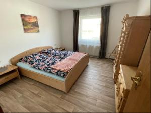 ein Schlafzimmer mit einem Bett in der Ecke eines Zimmers in der Unterkunft Relaxen am Ring Fewo 1 in Wimbach