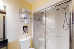 Bilik mandi di The Crescent 104 +13 gambar