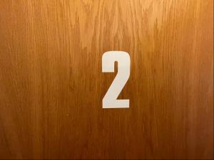 una puerta de madera con el número dos en ella en Relaxen am Ring Fewo 2, en Wimbach