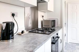 Una cocina o cocineta en The Knavesmire - Quaint Victorian Home With Free Parking