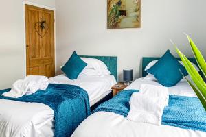 Una cama o camas en una habitación de The Knavesmire - Quaint Victorian Home With Free Parking 54 fotos más