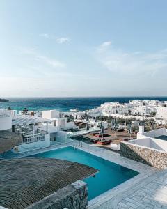 - Vistas a un complejo con piscina en The George Hotel Mykonos en Platis Gialos