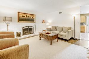 Una sala de estar con un sofá y una chimenea. en Kenwood Retreat, en Kenwood