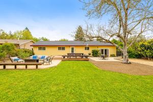 un patio con bancos y una casa en Kenwood Retreat, en Kenwood