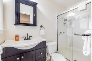 un baño con lavabo y ducha en Kenwood Retreat, en Kenwood 20 fotos más
