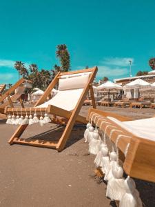 uma fila de cadeiras de praia sentadas na praia em Kalia Beach Hotel Side em Side