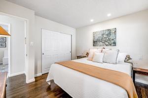 1 dormitorio con 1 cama grande y paredes blancas en Kenwood Retreat, en Kenwood