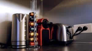 Ozoir-la-FerrièreにあるLe RepOzoir, une halte entre Paris et Disneylandのカウンターの上に置かれたコーヒーメーカー