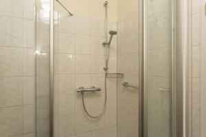 ein Badezimmer mit Dusche mit Glastür in der Unterkunft Ankerplatz - Binzer Sterne in Binz + 24 Fotos