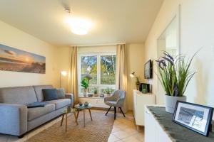 ein Wohnzimmer mit einer Couch und einem Fenster in der Unterkunft Ankerplatz - Binzer Sterne in Binz