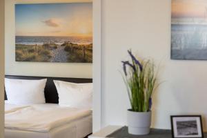 ein Schlafzimmer mit einem Bett und einem Wandgemälde in der Unterkunft Ankerplatz - Binzer Sterne in Binz