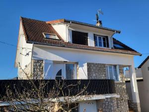 Ozoir-la-FerrièreにあるLe RepOzoir, une halte entre Paris et Disneylandの屋根付きの大きな白い家