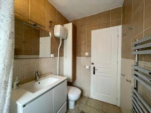 ein Badezimmer mit einem weißen Waschbecken und einem WC in der Unterkunft Central loft apartments in Santa Pola