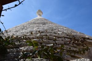 a dome of an old stone building with at Quei Trulli Divini in Martina Franca