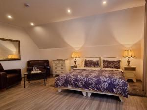 Postel nebo postele na pokoji v ubytování Wellness Hotel Zlatá Lípa + 30 fotografií