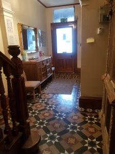 einen Flur mit Tür und ein Zimmer mit Etage in der Unterkunft Cedar Villa Guest House in Inverness