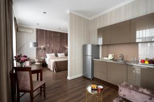 Kuchyň nebo kuchyňský kout v ubytování Greguar Hotel by UHM
