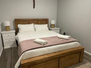 A bed or beds in a room at Kings Inn - Mount Waverley