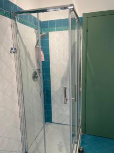 una ducha con puerta de cristal en un baño en Casa di Frilli - a due passi dal mare, en Porto Santo Stefano 17 fotos más