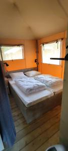 En eller flere senger på et rom på Luxe Safaritent Friesland