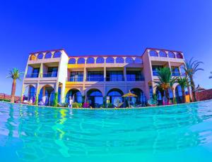 un complejo con piscina frente a él en kasbah yu palace en Ouarzazate