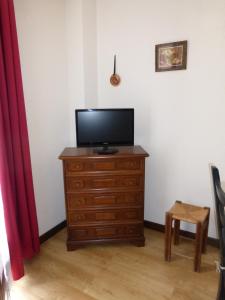 een televisie op een dressoir in een kamer bij Jausiers village A 5 in Jausiers