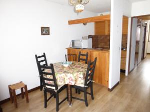 stół jadalny i krzesła w pokoju w obiekcie Jausiers village A 5 w mieście Jausiers