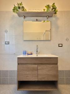 a bathroom with a sink and a mirror at Antonella's Home in Cavallino-Treporti