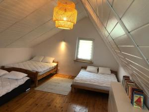 Postel nebo postele na pokoji v ubytování Domek letniskowy nad jeziorem Lgińskim