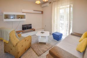 ein Wohnzimmer mit einem Sofa und einem Tisch in der Unterkunft House Sun and Sea in Olib